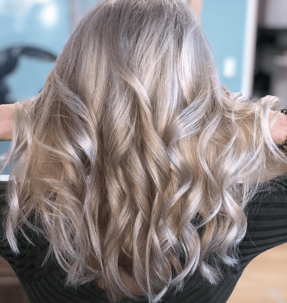 Glänzende, silberblonde Locken — Arbeit aus dem Salon SusaBella