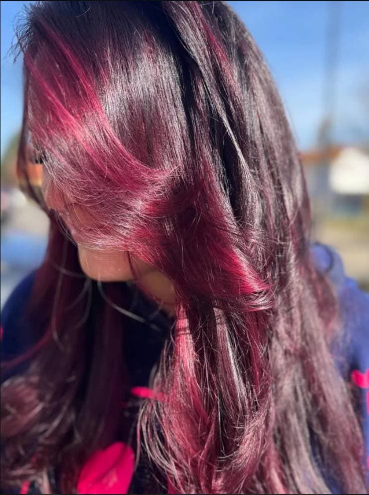 Kräftige Magenta-Balayage auf dunklem Haar — Farbarbeit von SusaBella